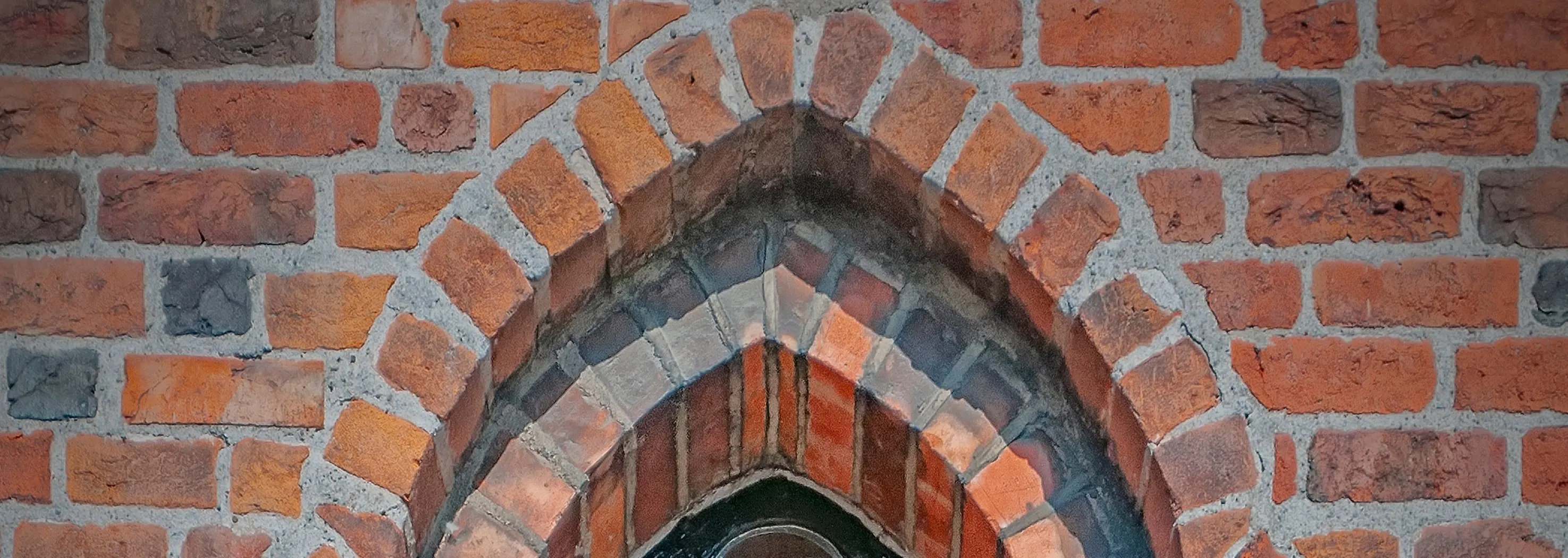 Handwerker baut Mauerziegel